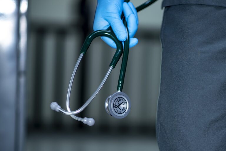 Muore sul lavoro in RSA mentre era sola in reparto
