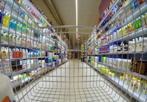 L'immagine di un vicolo di un supermercato con lo shampoo in mostra.