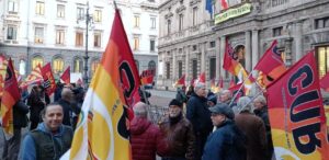 Bandera CUB sotto Palazzo Marino a Milano, in sciopero generale 2 dicembre 2022.