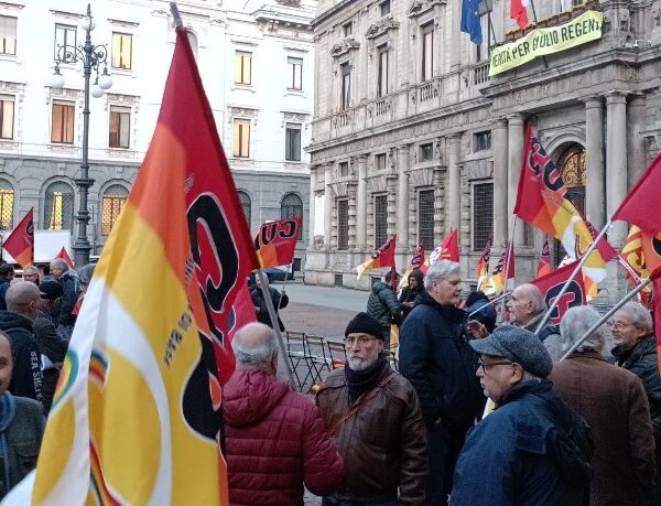 Presidio dei sindacati di base sotto Palazzo Marino per lanciare lo ScioperoGenerale del 2 Dicembre a Milano