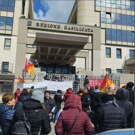 Il 28 marzo, ad un mese esatto dall’inizio del presidio permanente, corteo e manifestazione dei lavoratori TIS E RMI Lucani Sotto la Regione
