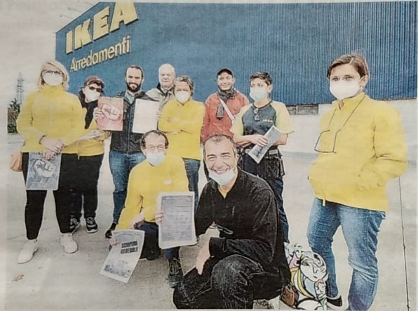 I lavoratori davanti a Ikea Arredamenti.