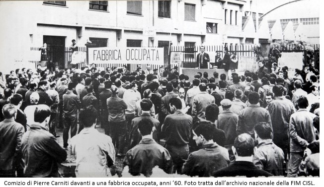 Comizio di Pierre Carniti davanti a una fabbrica occupata, anni '60.