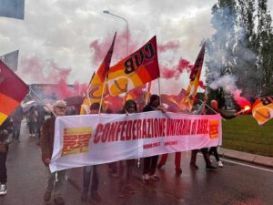 I sindacalisti bloccano strada provinciale.