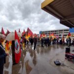 Una protesta dei lavoratori dell'Ikea Carugate.