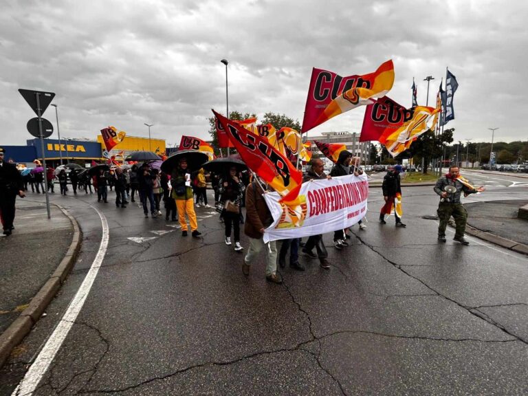 Una marcia dei lavoratori dell'Ikea Carugate.