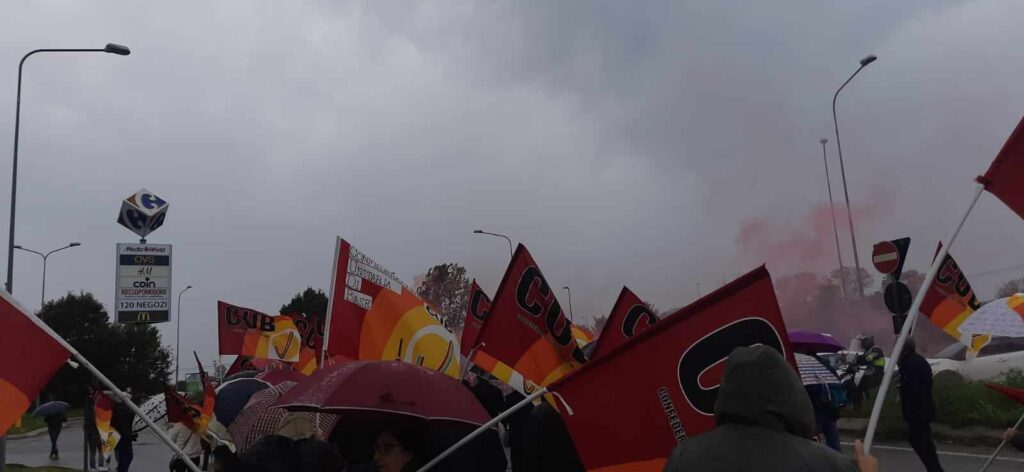 Bandiere Confederazione Unitaria di Base in corteo in Carugate.