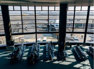 Sala d'attesa dell'aeroporto di Malpensa.