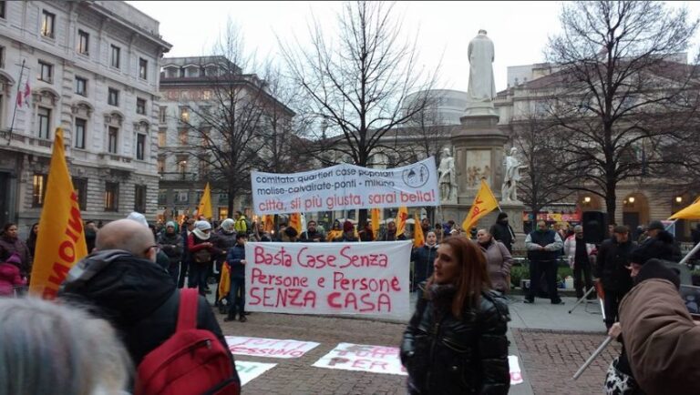 Unione Inquilini manifestazione in Piazza della Scala con lo striscione "basta case senza persone e persone senza casa".