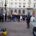 Un socio di Confederazione Unitaria di Base parla in manifestazione davanti a Palazzo Marino, Piazza Scala, Milano.
