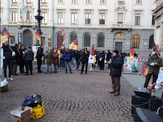 Presidio sindacalista davanti a Palazzo della Banca Commercial Italiano.