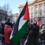 Una bandiera palestinese in manifestazione Piazza Scala, davanti a Palazzo della Banca Commerciale Italiano.