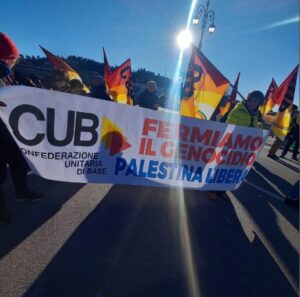 Confederazione Unitaria di Base Vicenza marcia con la bandiera Fermiamo il genocidia Palestina libera!