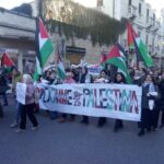Blocco dei donne con bandiera "Donne per la Palestina" in manifestazione a Vicenca.