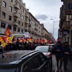 I sindacalisti partecipano al corteo nazionale per la pace in Palestina a Milano.