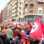 Bandiere di Alternative Communista e Confederazione Unitaria di Base in corteo nazionale in Milano per la pace in Palestina.