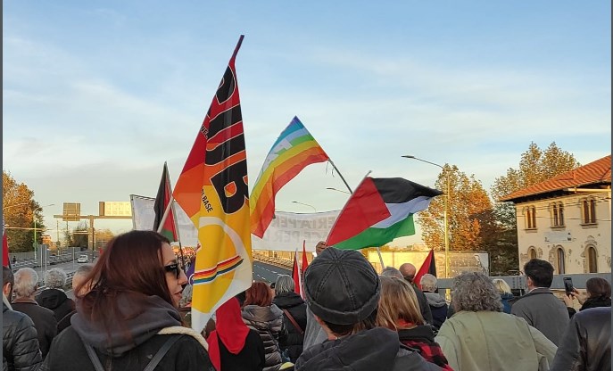 Le bandiere CUB, PACE, e Palestinese in manifestazione Milanese.