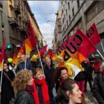 Membri di CUB marciano in corteo dell'8 marzo.