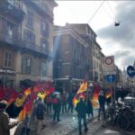 I sindacalisti marciano con le bandiere del CUB durante la manifestazione dell'8 marzo, in Milano.