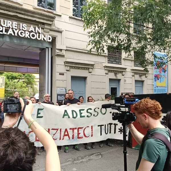 Presidio ai Laboratori Ansaldo in solidarietà con la maschera licenziata dalla Scala