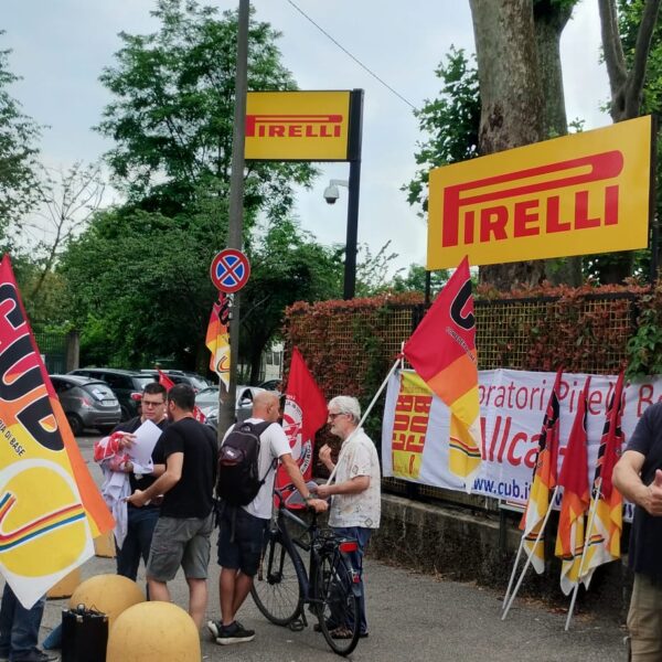 Foto presidio Pirelli per colleghi argentini licenziati