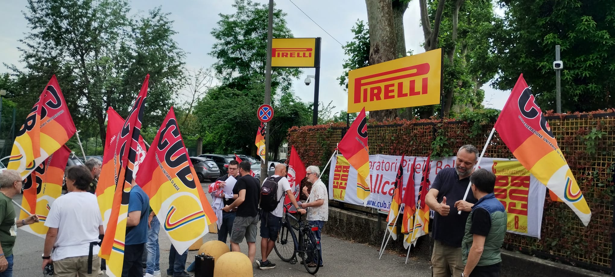 Scopri di più sull'articolo Foto presidio Pirelli per colleghi argentini licenziati